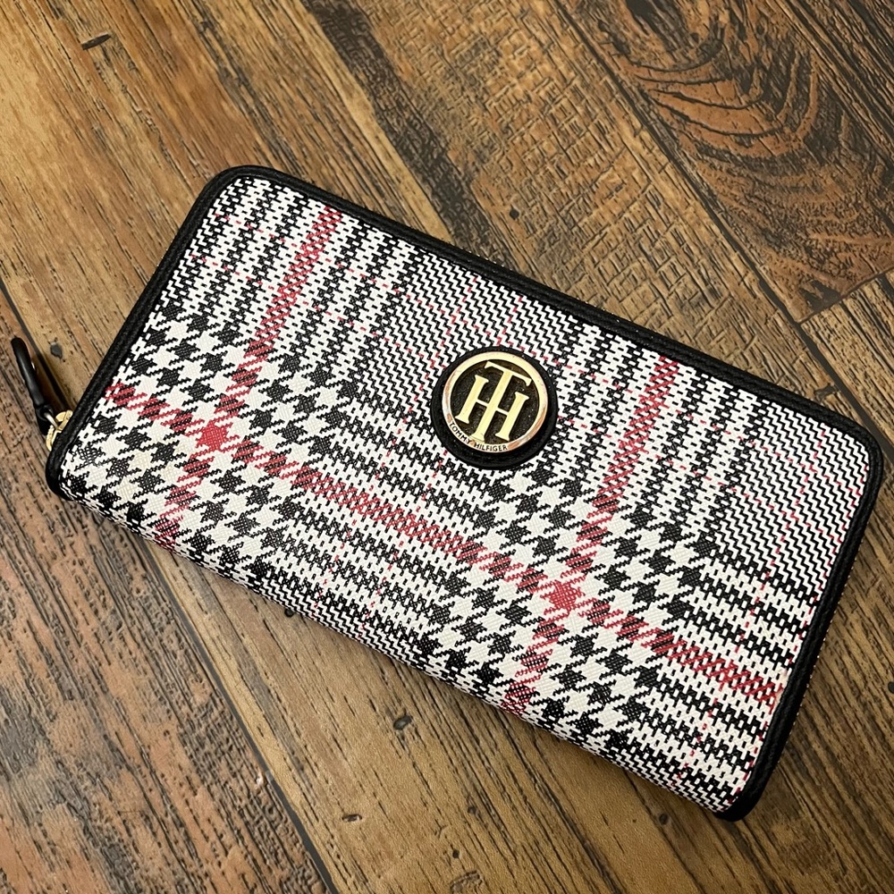 Tommy Hilfiger Clutch Wallet